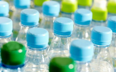 5 riesgos de tomar agua en botellas plásticas