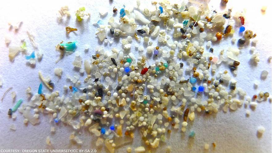 ¿Cuánto microplástico contiene el agua que bebes?