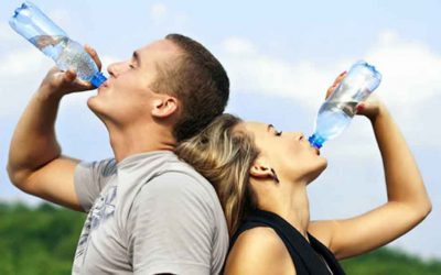 ¿Por que debemos tomar agua a diario?
